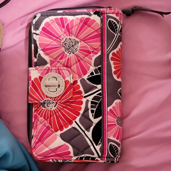 VERA BRADLEY LOCK TURN KEY WALLET - Picture 6 of 6